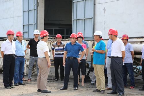 建設集團副總經理王明智蒞臨孟村井架安裝現場指導工作