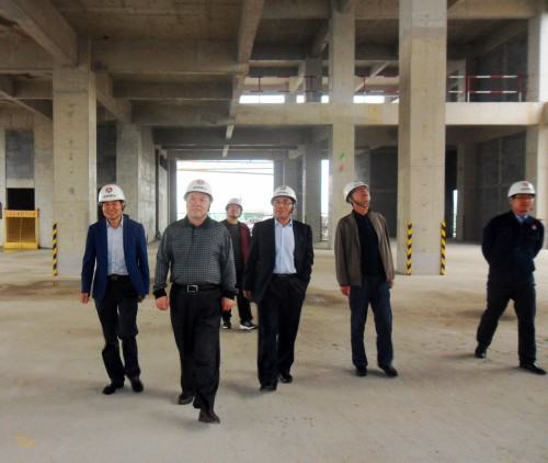 陜煤集團總經理助理、建設集團聯合黨委書記、董事長寧興剛“雙節”期間深入澄合分公司中科遙感工地慰問施工一線的干部職工