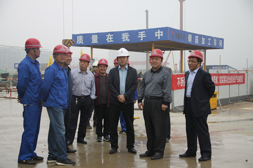 陜煤集團總經理助理、建設集團聯合黨委書記、董事長寧興剛一行蒞臨天工公司陜煤研究院西安總部工地視察指導工作