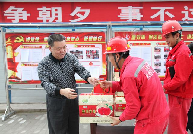 陜煤集團總經理助理、建設集團聯合黨委書記、董事長寧興剛一行深入礦建二公司冶坪項目部慰問一線職工
