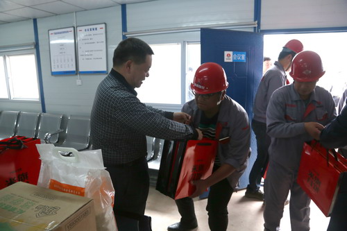 陜煤集團總經理助理、建設集團聯合黨委書記、董事長寧興剛一行深入基層慰問一線員工