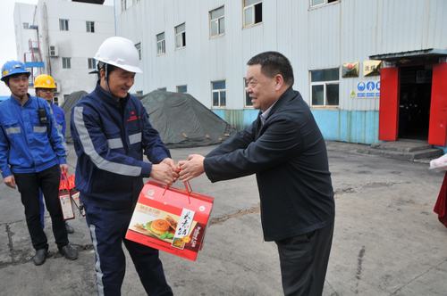 陜煤集團總經理助理、建設集團聯合黨委書記、董事長寧興剛一行節日期間深入洗選煤運營公司基層慰問一線員工