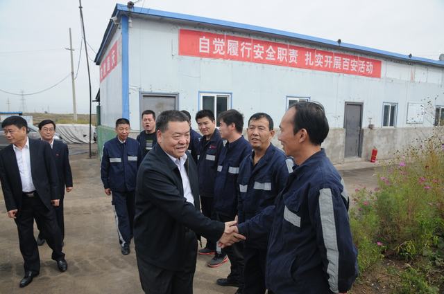 陜煤集團總經理助理、建設集團聯合黨委書記、董事長寧興剛一行深入掘進公司紅柳林項目部走訪慰問