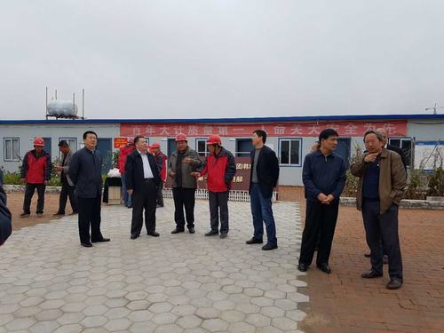 陜煤集團總經理助理、建設集團聯合黨委書記、董事長寧興剛一行蒞臨韓城分公司榆北煤業公司小保當礦施工現場和大家一起過中秋