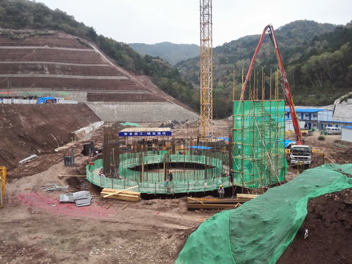 銅川分公司冶坪煤礦原煤倉工程滑膜順利開工