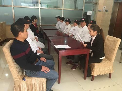 綜合管理部組織職工食堂及司乘人員認真學習10月22日干部大會講話精神