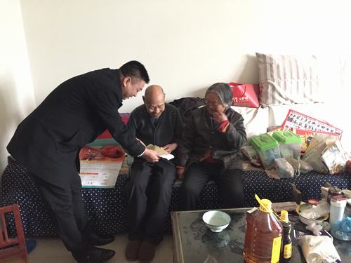 礦建二公司慰問(wèn)困難職工，送去企業(yè)關(guān)愛(ài)