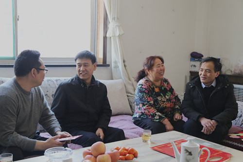 建設(shè)集團聯(lián)合黨委副書記、紀(jì)委書記、工會主席侯本英走訪慰問機電安裝公司困難職工