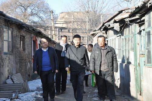 建設(shè)集團聯(lián)合黨委副書記、紀(jì)委書記、工會主席侯本英 為韓城分公司困難職工送來春節(jié)祝福