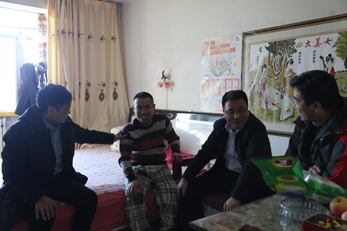 建設集團副總經理王明智深入機電安裝公司情暖困難職工