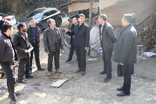 建設集團聯合黨委副書記 紀委書記 工會主席侯本英前往大壩村慰問貧困戶