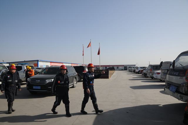 建設(shè)集團(tuán)副總經(jīng)理王明智深入掘進(jìn)公司小保當(dāng)項目部一線檢查指導(dǎo)工作