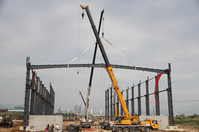 漢中分公司承建的寶軋漢中基地生產廠房順利上梁