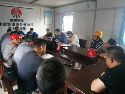 趕工期加班加點 干工作不等不靠