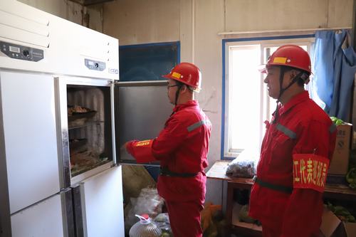 陜煤建設礦建二公司職工代表巡查安全拔出多根問題刺