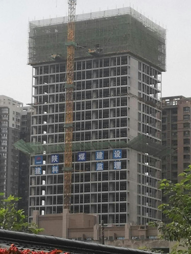 陜煤建設(shè)天工公司雅荷項目部奮力沖刺雅荷中央廣場1、2#樓封頂