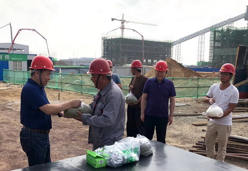 陜煤建設銅川公司：炎炎夏日送清涼  絲絲關愛寄深情