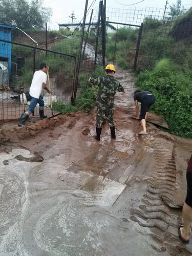 陜煤建設掘進公司:紅柳林項目部齊心協力 雨中“防汛”