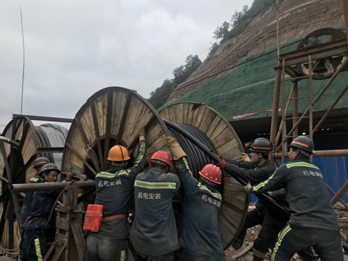 陜煤建設機電安裝公司冶坪項目部高壓電纜敷設為“猴車”安裝做足準備