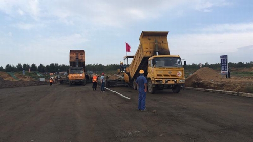 陜煤建設(shè)路橋分公司小保當(dāng)項(xiàng)目順利完成水穩(wěn)碎石頂層攤鋪工作