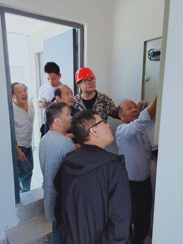 陜煤建設銅煤公司承建的銅煤1#小區(qū)牡丹園5#樓順利通過竣工驗收