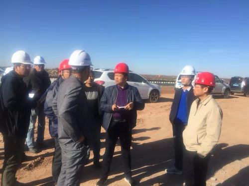 陜西靖神鐵路公司副總經理何澄一行深入銅煤公司承建的靖神鐵路郭家灘等工地檢查指導工作