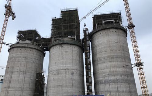 陜煤建設韓城分公司土建九項目部紅柳林煤礦選煤廠2號產品倉工程順利封頂