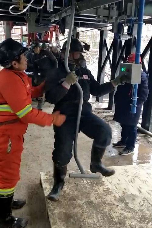 陜煤建設礦建二公司冶坪煤礦架空乘人裝置成功運行