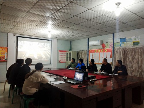 陜煤建設(shè)澄合分公司第十二項(xiàng)目部開(kāi)展“全國(guó)交通安全日”宣傳教育活動(dòng)