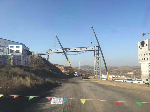 陜煤建設天工公司土建一部沙梁煤礦主斜井井口房至生產系統輸送機棧橋鋼桁架吊裝完成