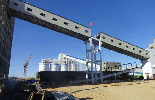 陜煤建設天工公司土建四部曹家灘選煤廠篩塊煤至主廠房帶式輸送機棧橋順利完成鋼桁架吊裝