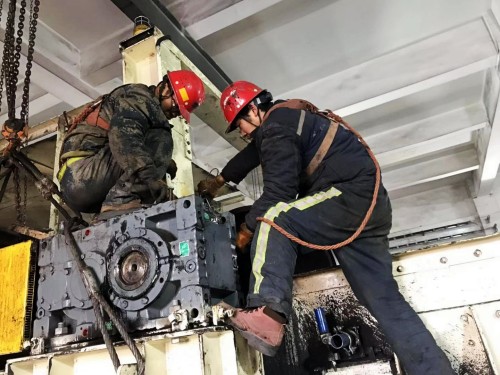 陜煤建設澄合分公司第二機電安裝隊激戰寒冬季更換小保當皮帶主軸