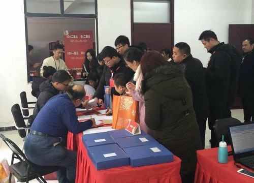 陜煤建設澄合分公司西安春臨村安置小區喜迎業主“回家”