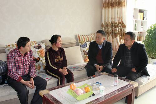 陜煤建設銅煤公司領導走訪慰問困難職工