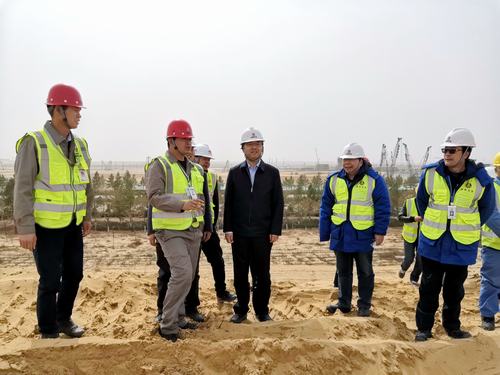 榆林化學公司執行董事宋世杰一行蒞臨陜煤建設銅煤公司煤炭分質利用制化工新材料示范項目廠前區土方平整項目現場檢查指導工作