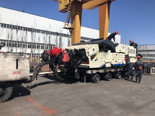 陜煤建設掘進公司:紅柳林項目部EML-340連續采煤機順利入井
