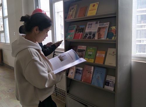 陜煤建設(shè)銅煤公司工會開展“送知識到一線” 贈書活動