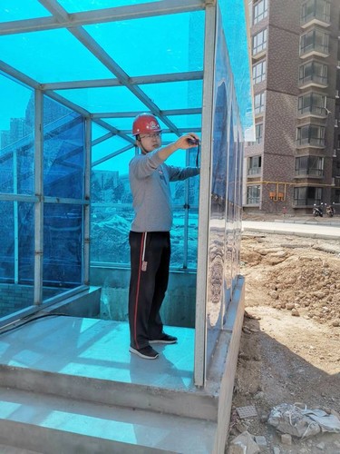 風吹浪打揉不碎，寒來暑往見精神