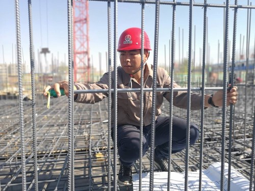 相濡以沫牽手共行，業績突出同臺受獎