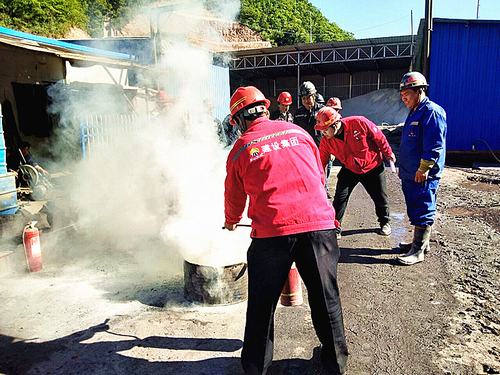 陜煤建設(shè)礦建二公司各項(xiàng)目部組織火災(zāi)應(yīng)急演練防患于未“燃”