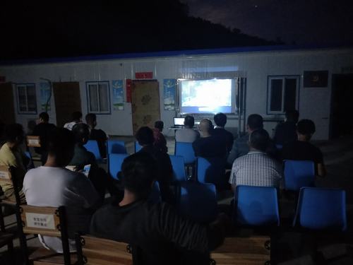 陜煤建設礦建二公司用“移動電影”豐富基層員工生活