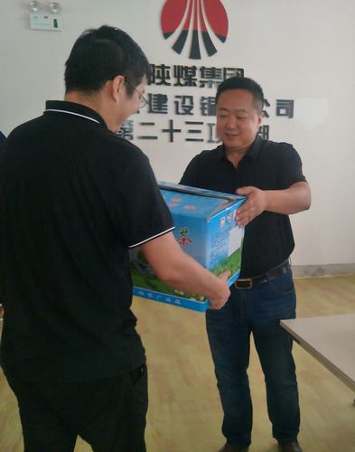 炎炎夏日送清涼 絲絲關愛入心田