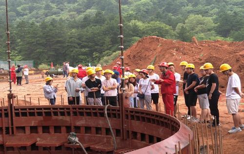 西安科技大學(xué)師生走進(jìn)陜煤建設(shè)礦建二公司建莊項(xiàng)目部觀摩