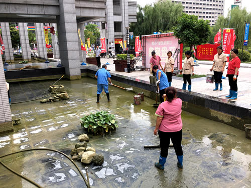 陜煤建設(shè)公司江南世紀(jì)城小區(qū)開展景觀噴泉徹底清淤工作