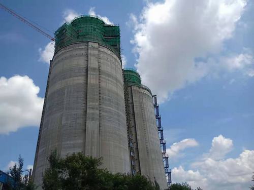 陜煤建設韓城分公司土建十二項目部承建的彬長小莊礦井及選煤廠 新建產品倉工程順利封頂