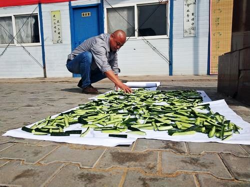 陜煤建設澄合分公司第十二項目部改善職工伙食從腌制咸菜做起