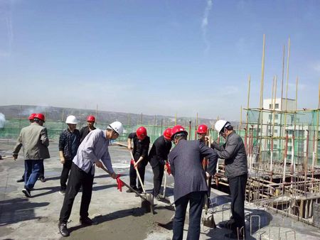 陜煤建設(shè)項目開發(fā)公司第十一項目部神木住宅小區(qū)B區(qū)26#住宅樓主體結(jié)構(gòu)順利封頂