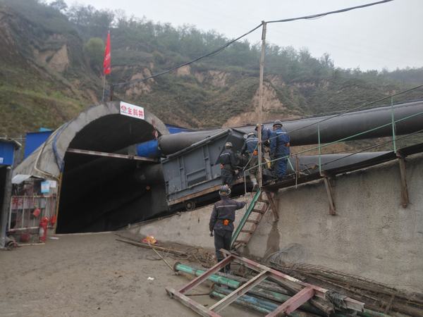 陜煤建設(shè)礦建二公司車村項(xiàng)目部給煤機(jī)順利入井