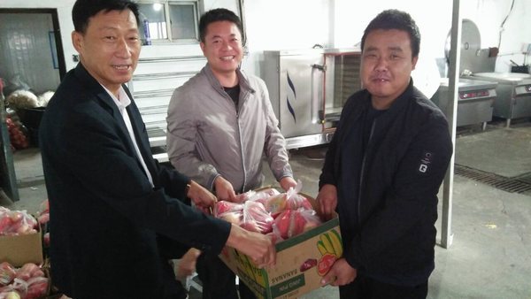 陜煤建設掘進公司：立冬果香溢安全 映出鐵軍溫情線