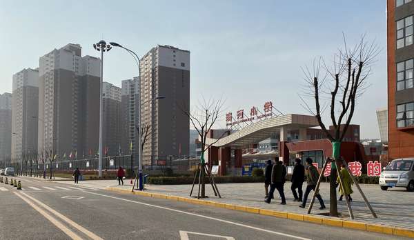 陜煤建設渭南分公司承建的渭南市濱河小學配套道路市政工程順利通過驗收